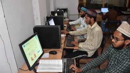 Moradabad: Winds change in madrasas, students are gaining mastery computer education along with English