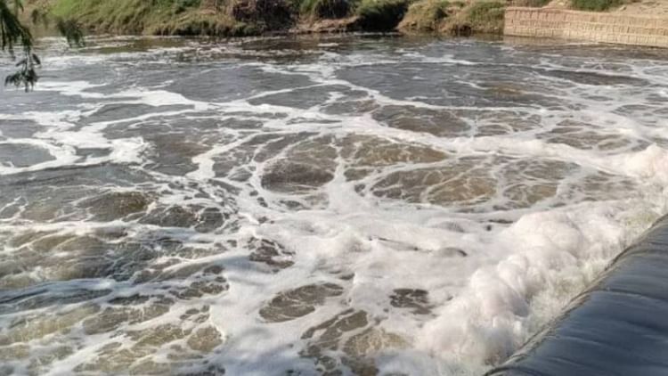 UP News: ताजनगरी में नाले के पानी में केमिकल… कमर झुकी, हाथ व पैर हुए टेढ़े-मेढ़े; तीन की हो चुकी मौत