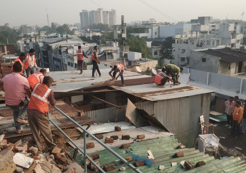 Indore: Officers reached Indore's Pakeezah showroom in the morning, removed hinges from the roof, had made she