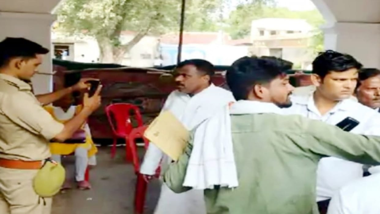 Phulpur By Election: Congress Gangapar President Suresh adopted rebellious attitude, filed nomination