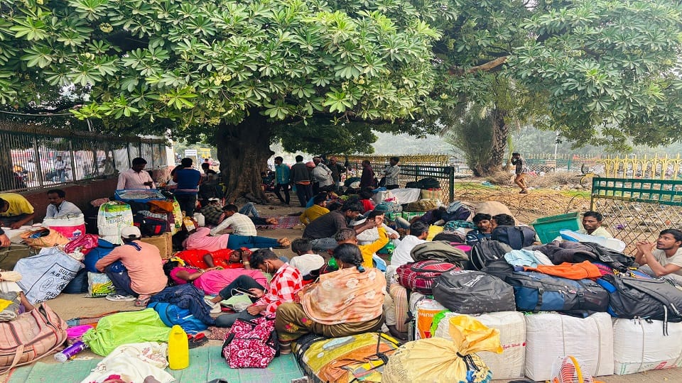 Migrant workers scared of incidents of target killing leaving Kashmir and returning to their homes