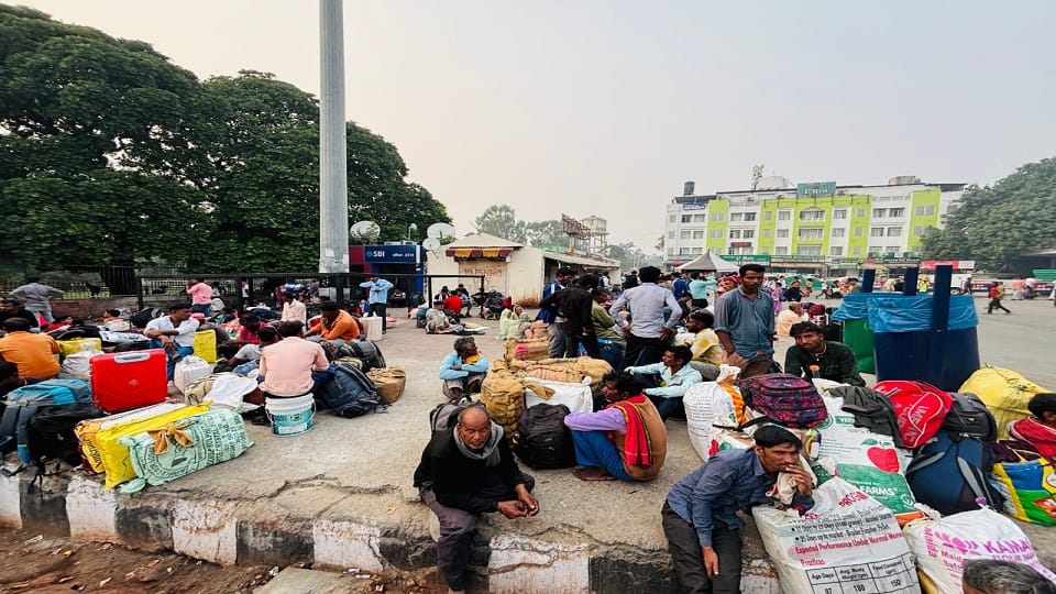 Migrant workers scared of incidents of target killing leaving Kashmir and returning to their homes