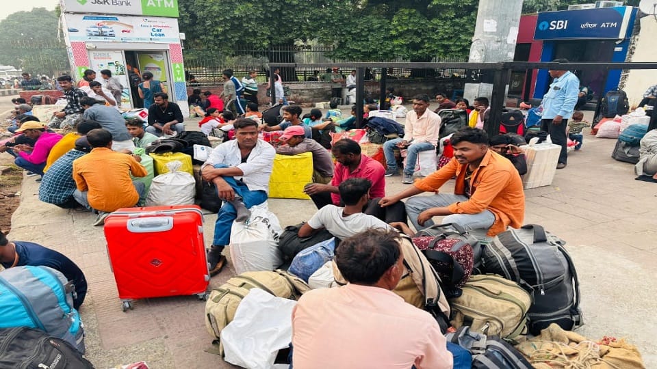 Migrant workers scared of incidents of target killing leaving Kashmir and returning to their homes