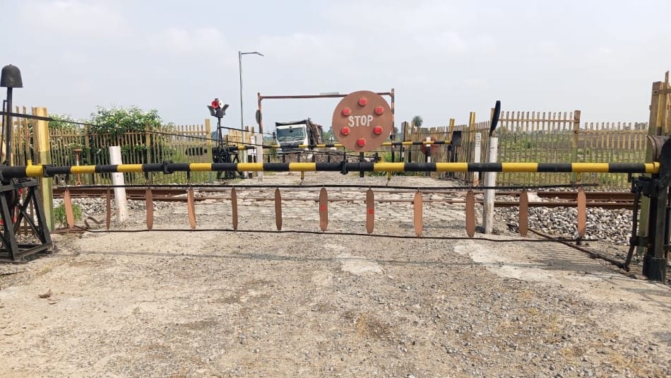 indore news railway under bridge complaint protest farmer