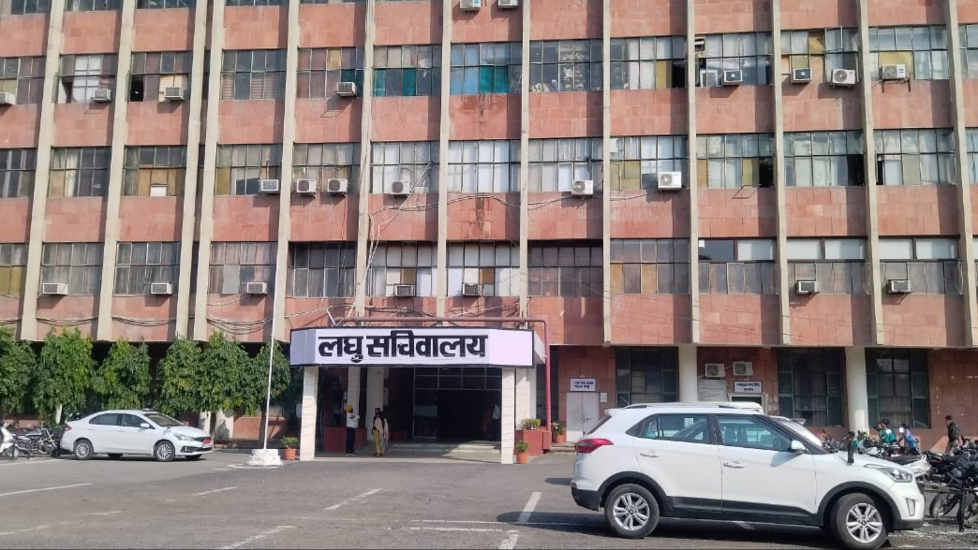 Effect of government's no-slip-no-expense policy visible, 135 employees of the district changed with one click