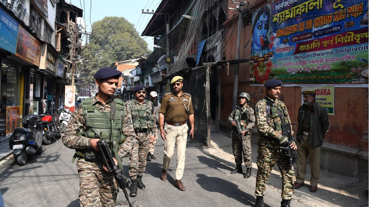 J&K News: Army launches helicopters and drones in Gulmarg in search of terrorists, police officers take charge