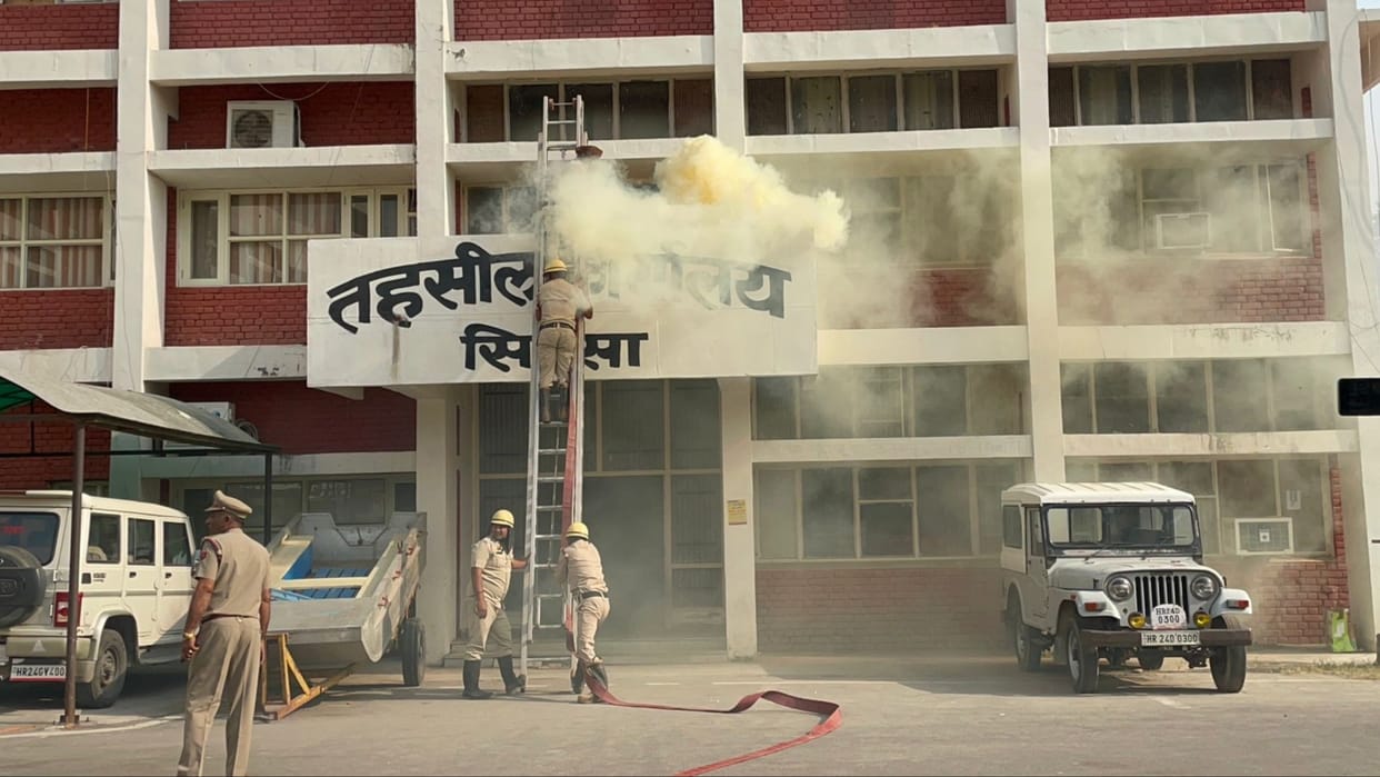 Mock drill in Sirsa: Fire in Mini Secretariat creates panic, firefighters race to save employees
