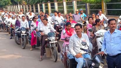 teachers submitted memorandum to collector in name of CM After protest rally in Kabirdham