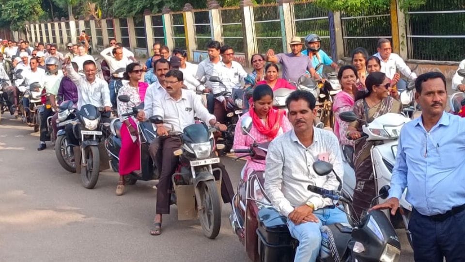 teachers submitted memorandum to collector in name of CM After protest rally in Kabirdham