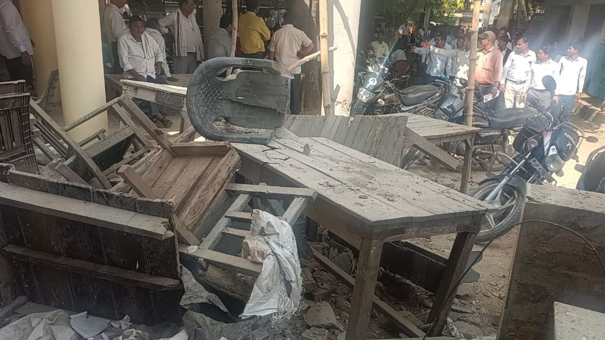 sub-district magistrate removed chairs of advocates ruckus, officers reached office under police protection