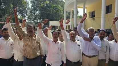 sub-district magistrate removed chairs of advocates ruckus, officers reached office under police protection