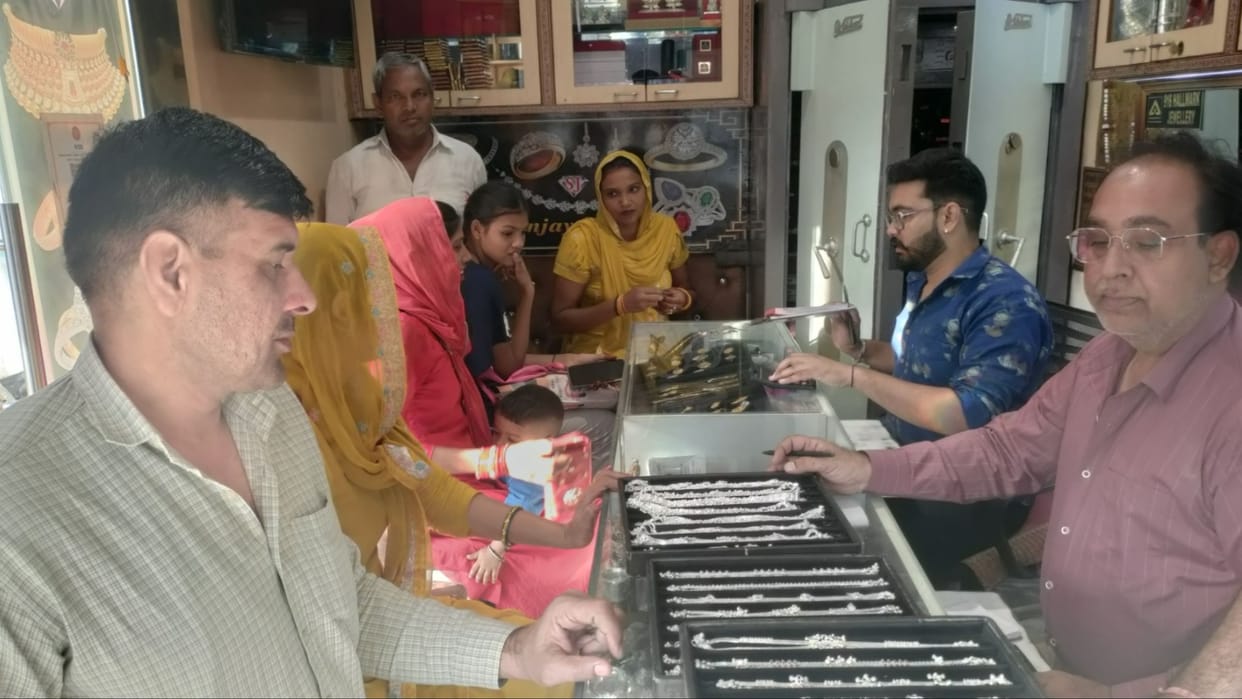 The market will shine on Dhanteras and Diwali, there are about 150 shops of goldsmiths in Charkhi Dadri