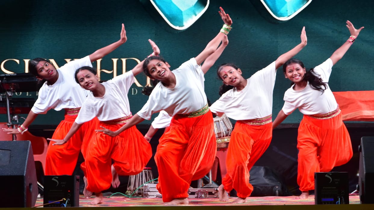 A melodious gathering in Amar Ujala Carnival, residents danced to the performances.