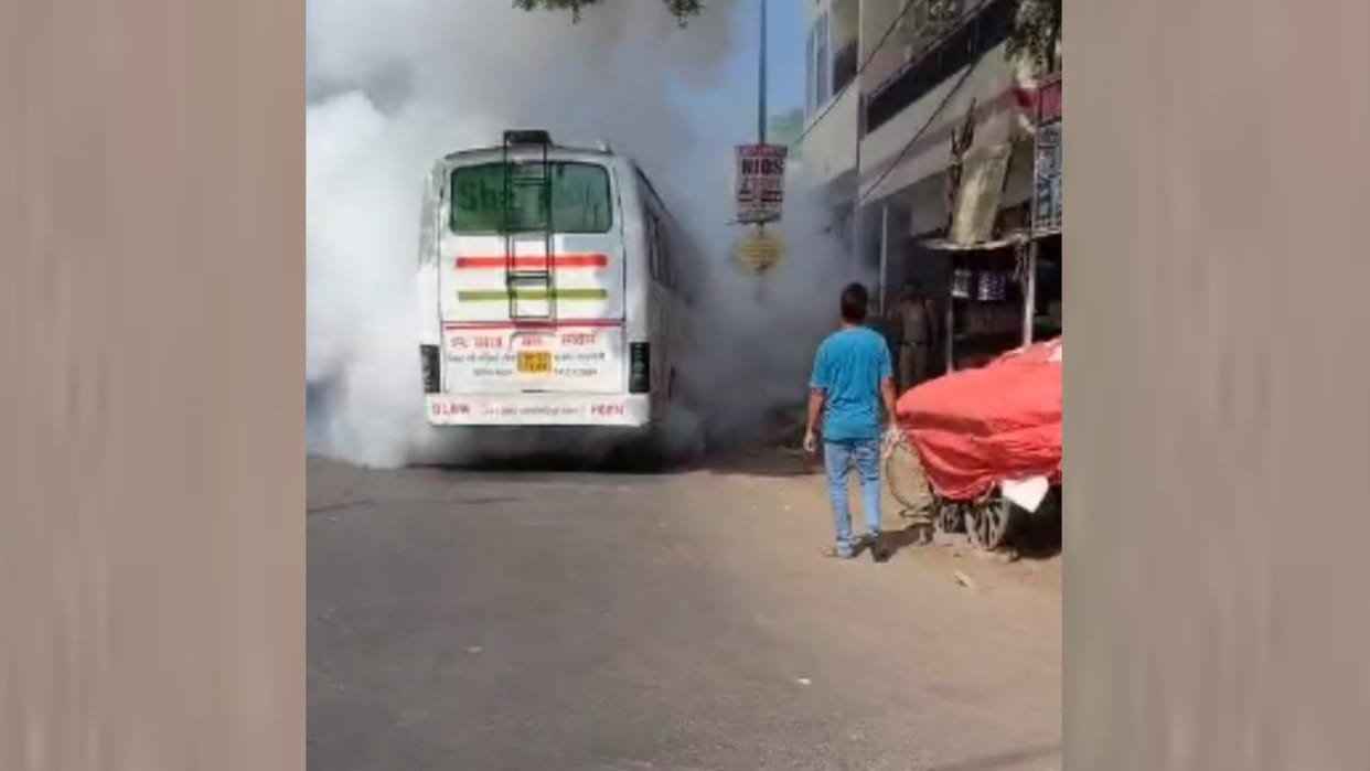A fire broke out in a bus in jayas kotwali in Amethi.