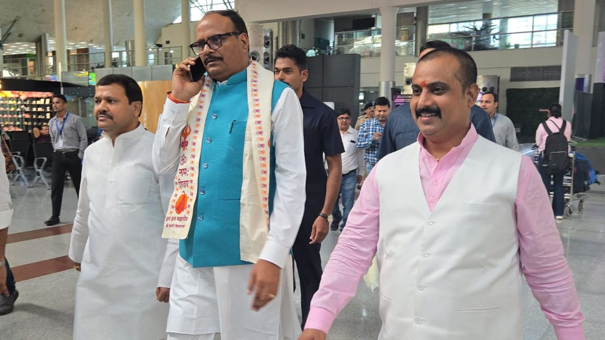 Varanasi News Deputy CM Brajesh Pathak reached Varanasi workers welcomed him