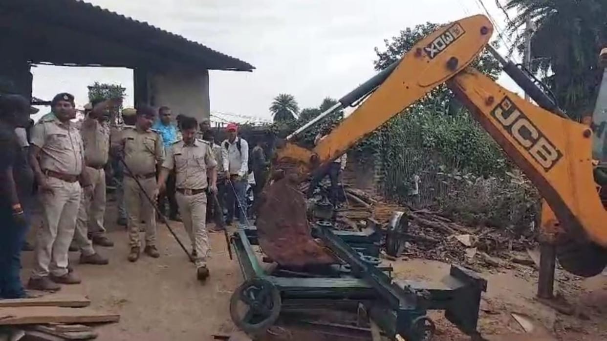 Bihar News: Forest department raided illegal saw mill in Munger, seized huge amount of wood