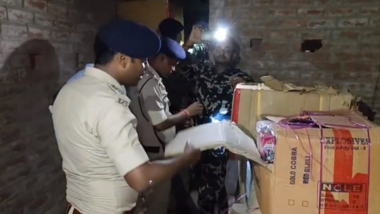 Bihar News: Raid on illegal firecrackers in Buxar, more than 100 tonnes of firecrackers seized