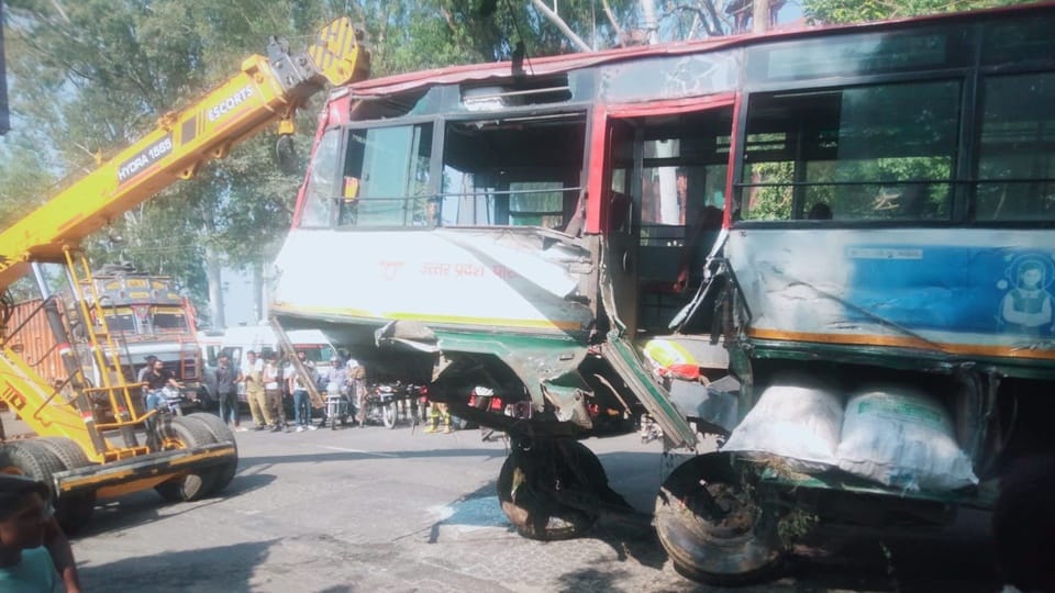 Moradabad: High speed roadways hit bike and cart, two dead, 20 injured