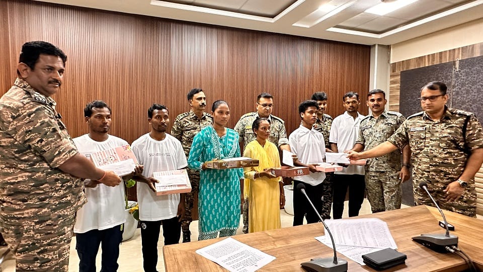 Once again police got success six Naxalites including Naxalite couple surrendered in Sukma