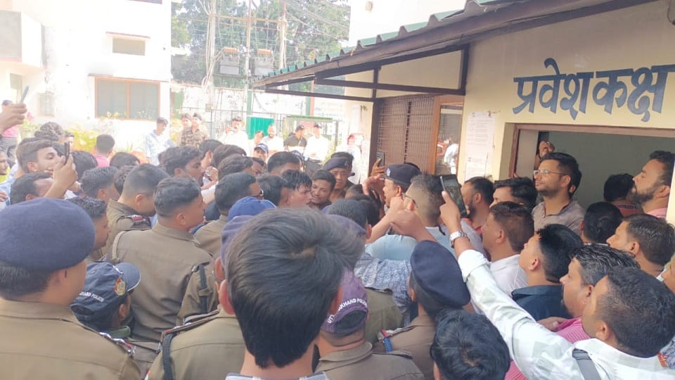 Uproar in MBPG over demand for student union elections in haldwani