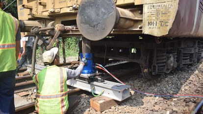 Meerut: Two coaches of the train derailed, pulled by another engine, rail route disrupted for three hours
