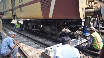 Meerut: Two coaches of the train derailed, pulled by another engine, rail route disrupted for three hours