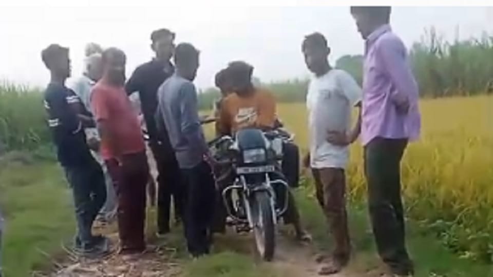 Bijnor: Smugglers came to the village on a bike to sell liquor, ran away when a video was made