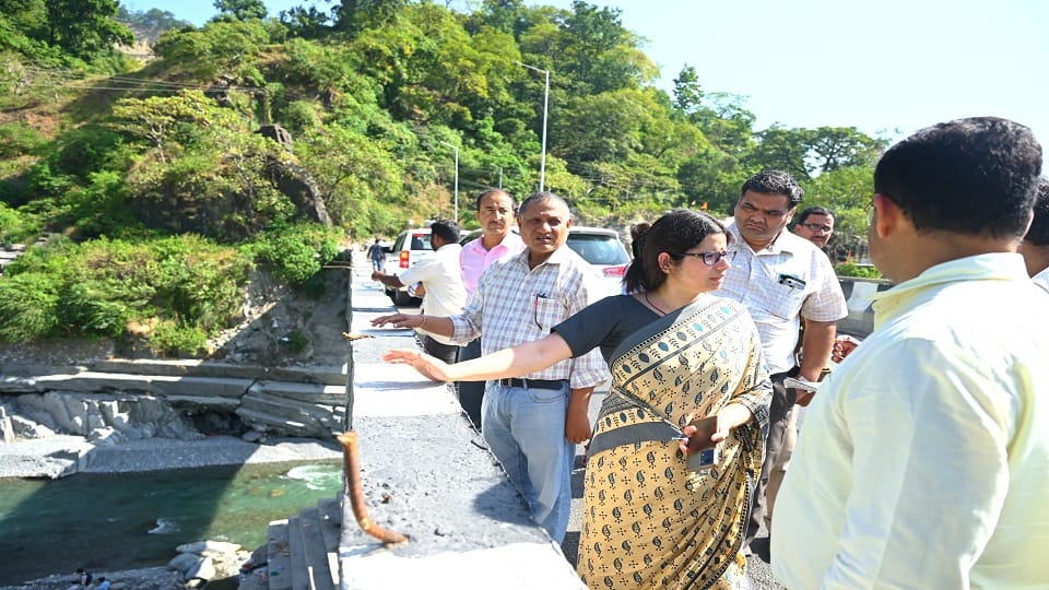 DM Vandana Singh inspected Goulapul and railway line in haldwani
