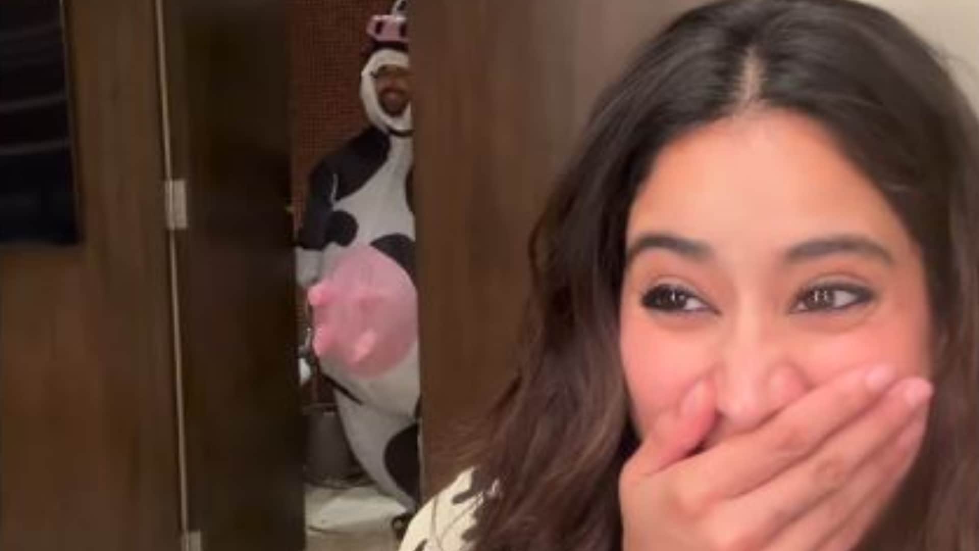 Bollywood Actress Janhvi Kapoor Performs Puja At Anjaneya Swamy Temple Hyderabad