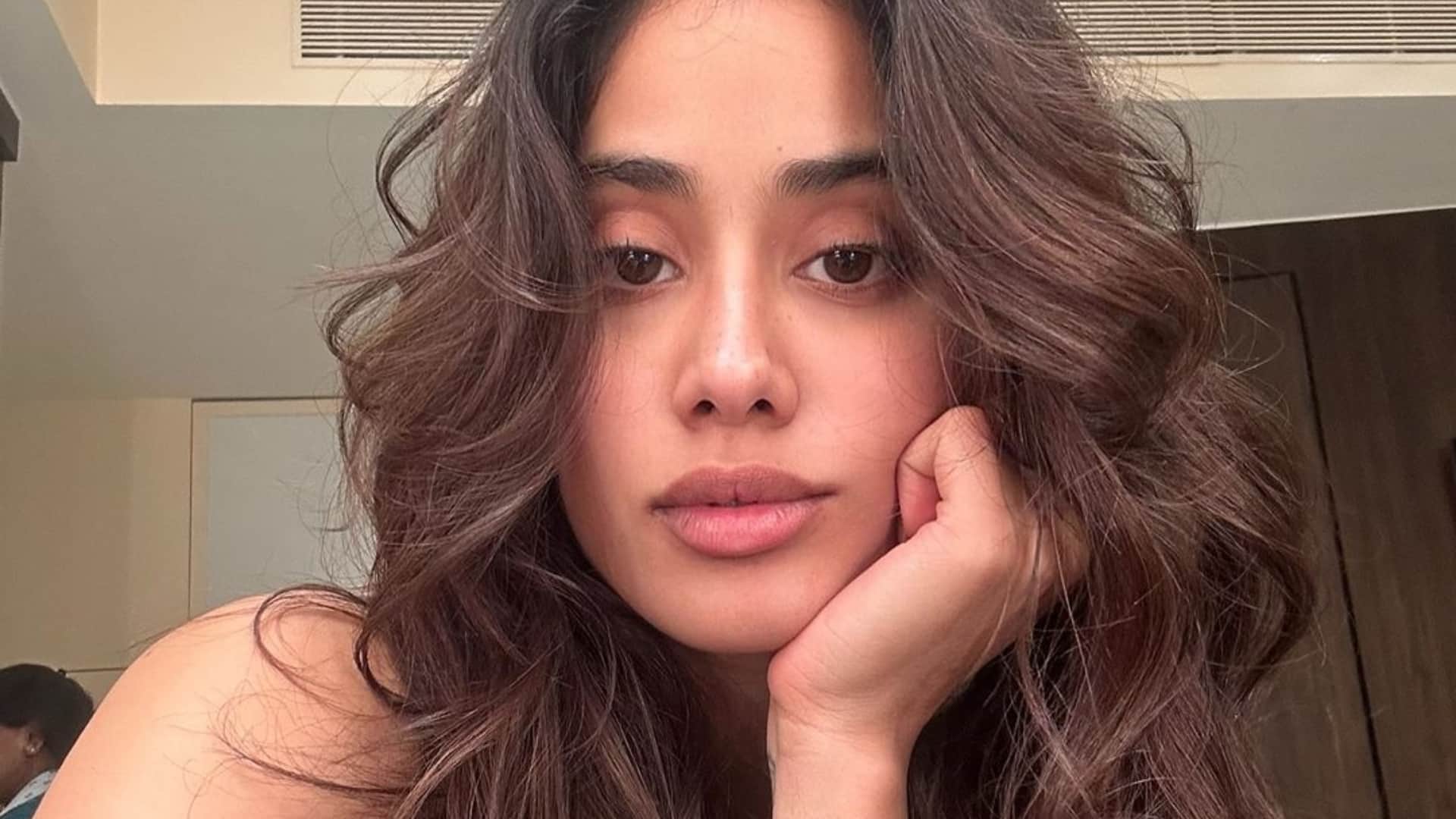 Bollywood Actress Janhvi Kapoor Performs Puja At Anjaneya Swamy Temple Hyderabad