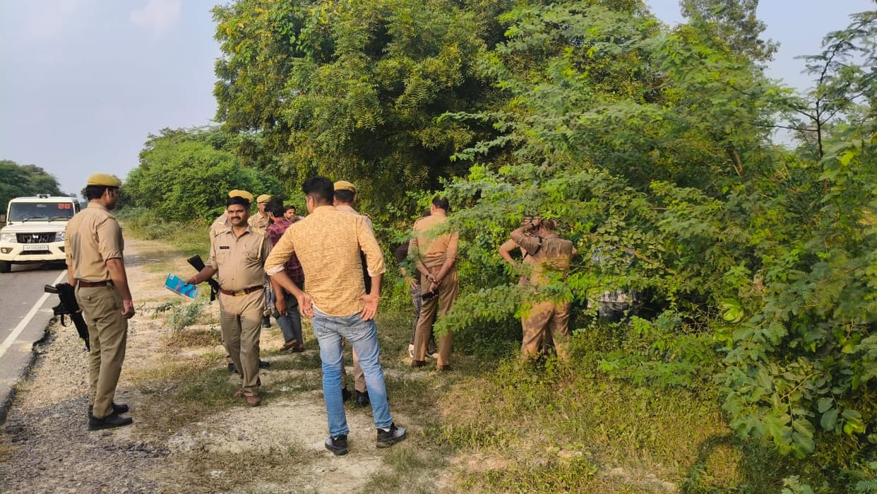 Rs 6 lakh looted from a private clinic owner targeted while going to bank police engaged in investigation