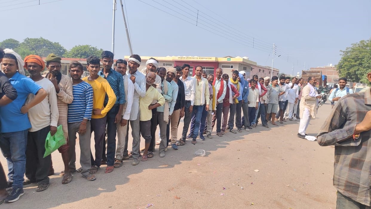 Hoarding or commission, where are the fertilizer bags going, farmers got angry at many places