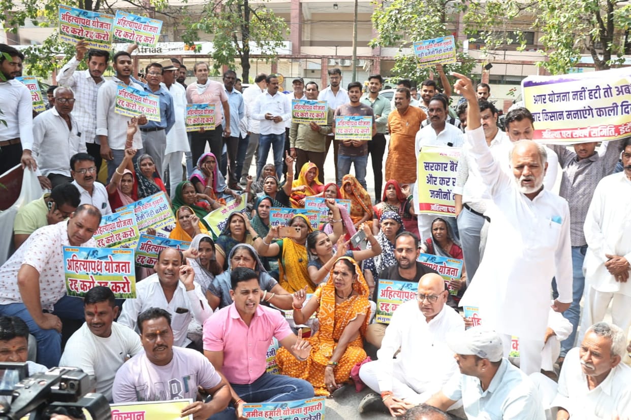 Indore: Farmers sit on dharna in protest against Ahilya Path of Indore, say - end anti-farmer scheme