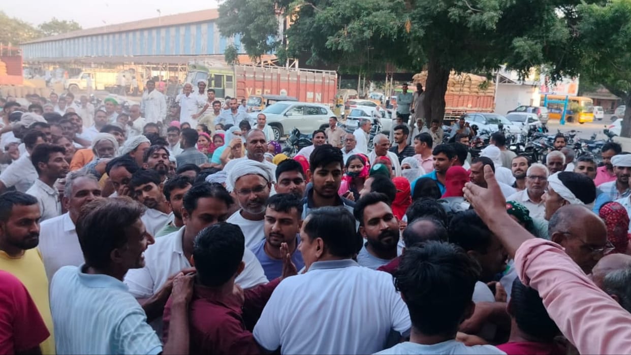 DAP distributed under police guard in Hisar of Haryana