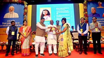 MP News Governor Mangubhai and CM Mohan Yadav honored Sarika Ghaaru of Narmadapuram