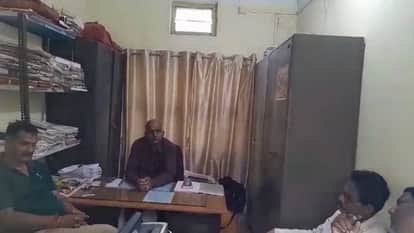 MP News Babu arrested while taking money from contractor Sidhi