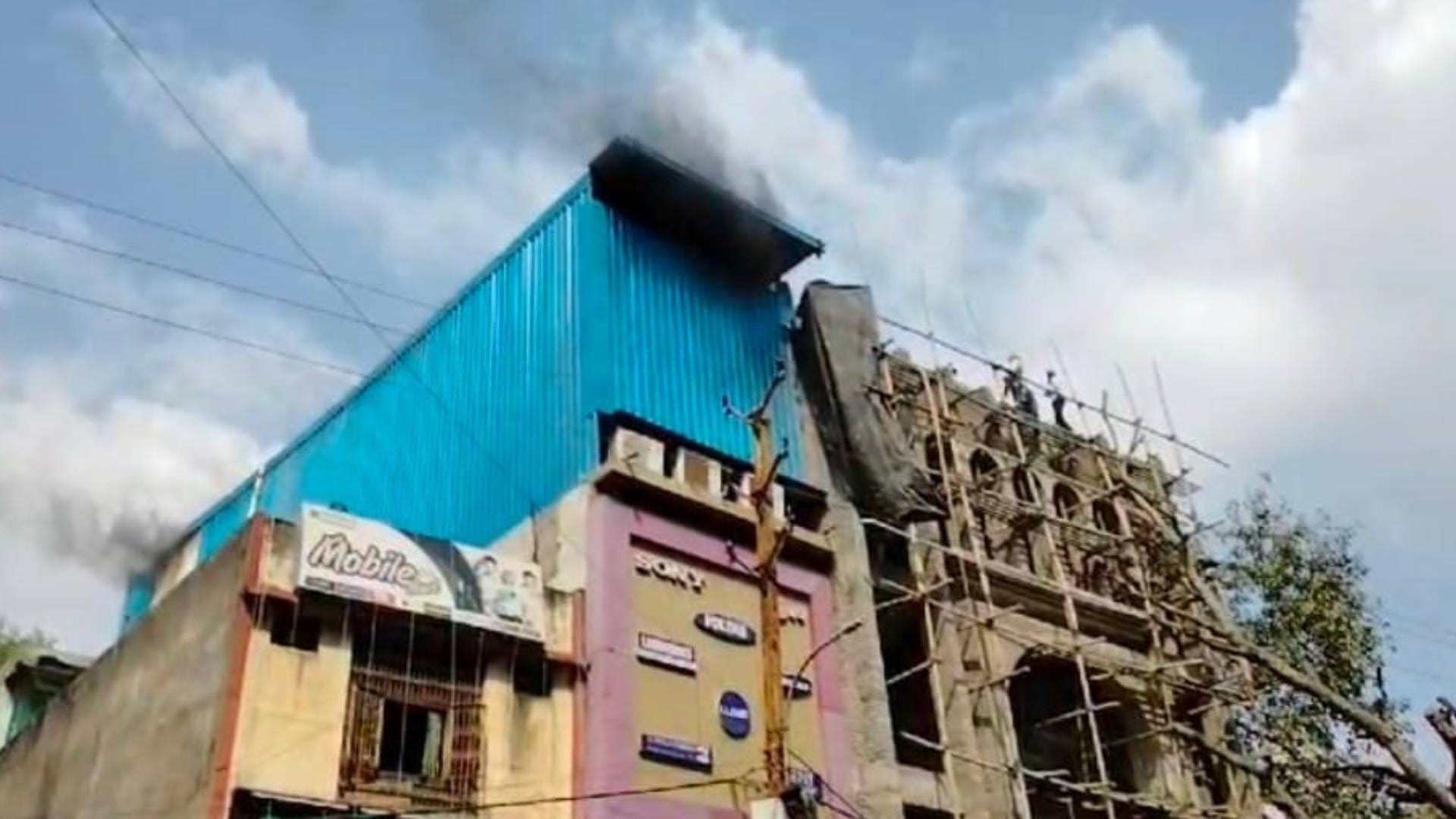 इलेक्ट्रॉनिक दुकान में लगी आग