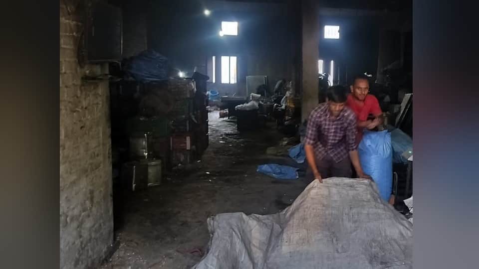 Roorkee News Raid on Shops Piran Kaliyar Dargah Prasad was adulterated Chemicals were being used