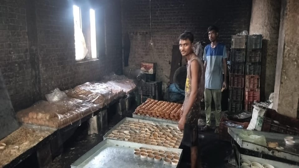 Roorkee News Raid on Shops Piran Kaliyar Dargah Prasad was adulterated Chemicals were being used