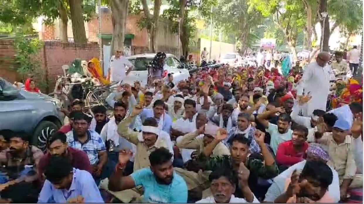 Hisar Corporation female sanitation worker beaten up, fake medical bill case; sanitation workers sit on strike