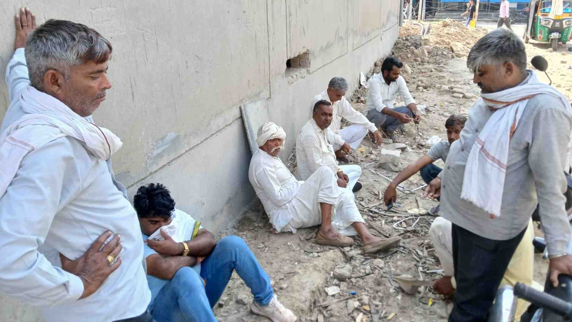 पोस्टमार्टम हाउस के बाहर शोक में बैठे परिजन।