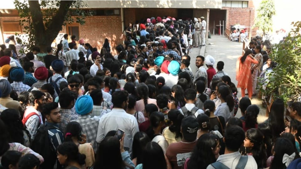 Over crowd on last day of Youth Festival in PU Chandigarh auditorium closed students raised slogans