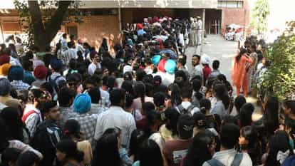 PU में हंगामा: पंजाब यूनिवर्सिटी में यूथ फेस्टिवल के आखिरी दिन बढ़ी भीड़, ऑडिटोरियम बंद, छात्रों ने की नारेबाज Over crowd on last day of Youth Festival in PU Chandigarh auditorium closed students raised slogans