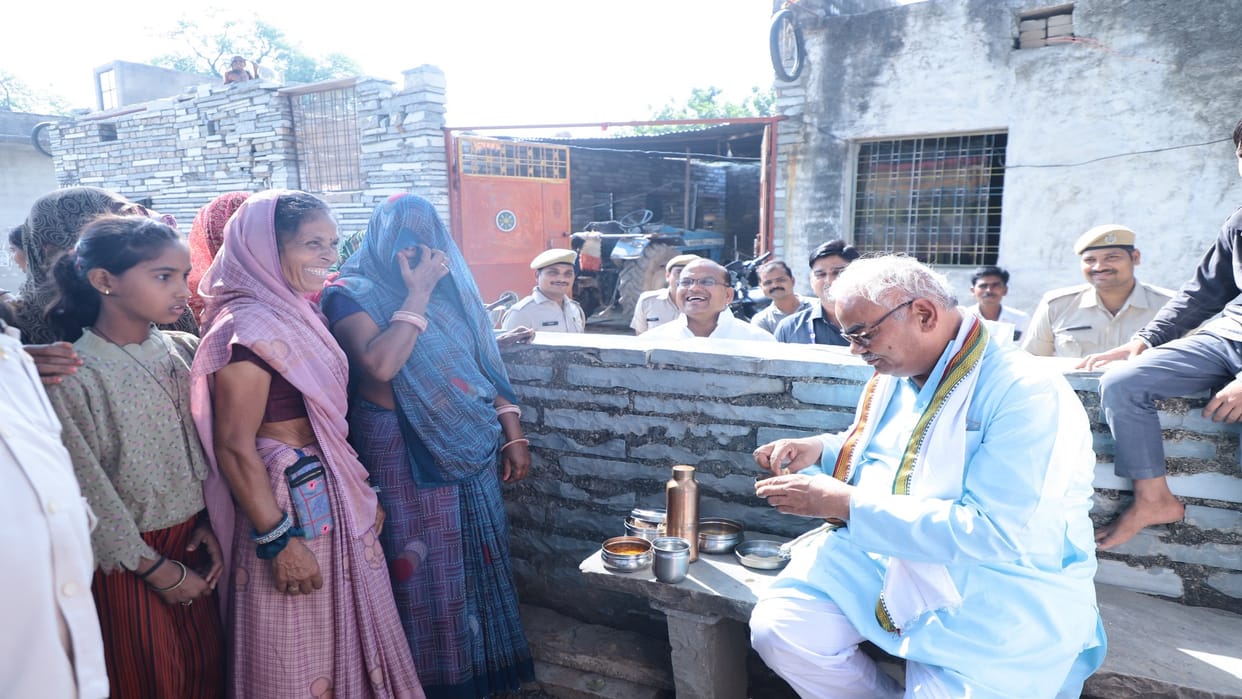 Rajasthan News: Minister ate dal and roti with women laborers, emotional woman said- this is the real leader