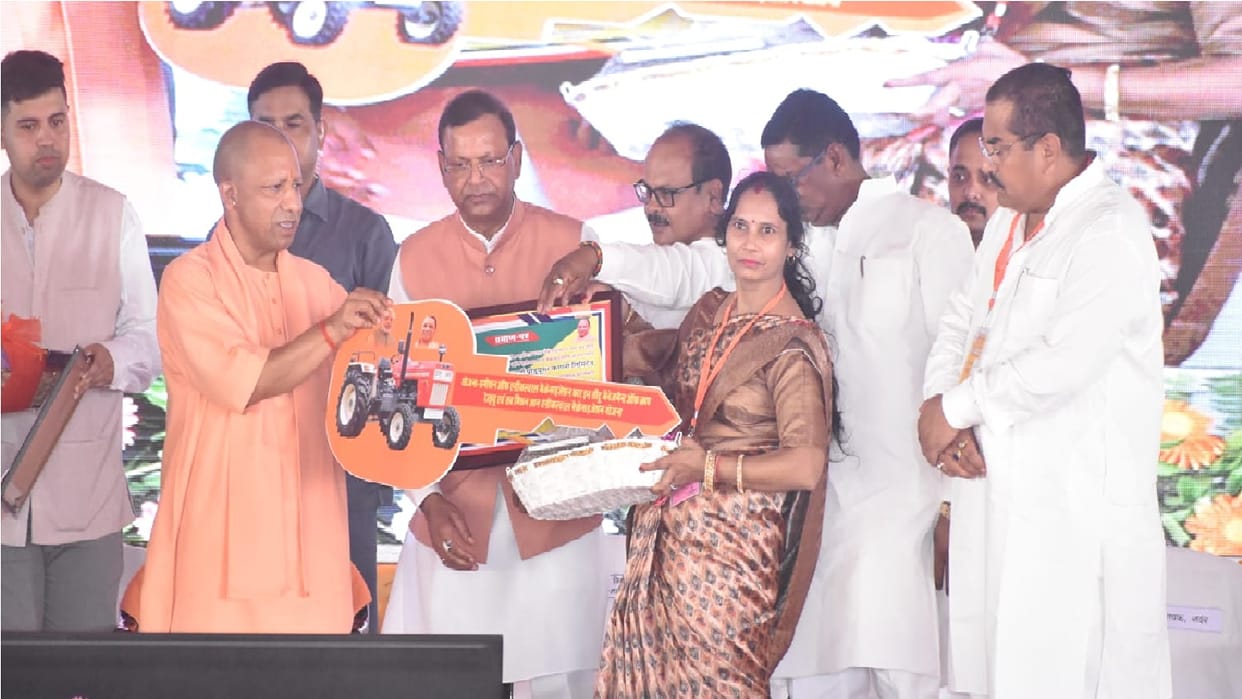 CM Yogi inaugurated and laid foundation stone of 505 projects in Maharajangaj.