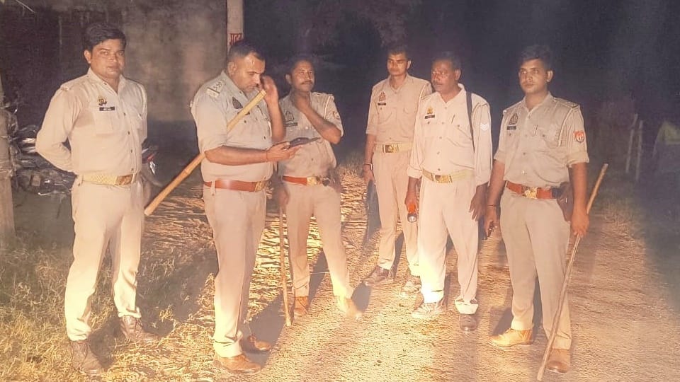 Sambhal: Constable and home guard beaten up, villagers got angry when a youth was questioned