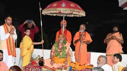 स्वामी अवि मुक्तेश्वर के साथ देहरादून गौ ध्वज यात्रा धर्म सभा में पहुँचते हुए