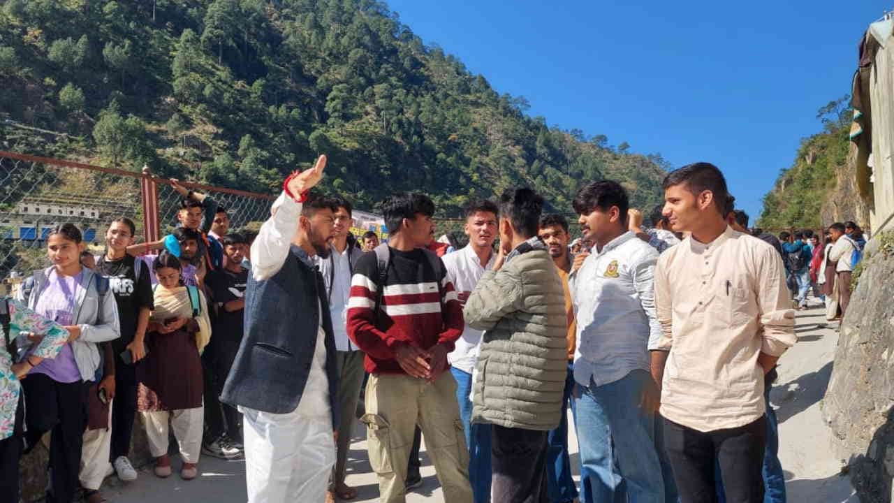 Students ruckus in DAV Dehradun for not conducting student union elections protest in different colleges