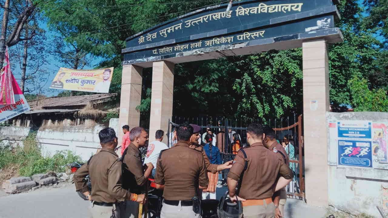 Students ruckus in DAV Dehradun for not conducting student union elections protest in different colleges