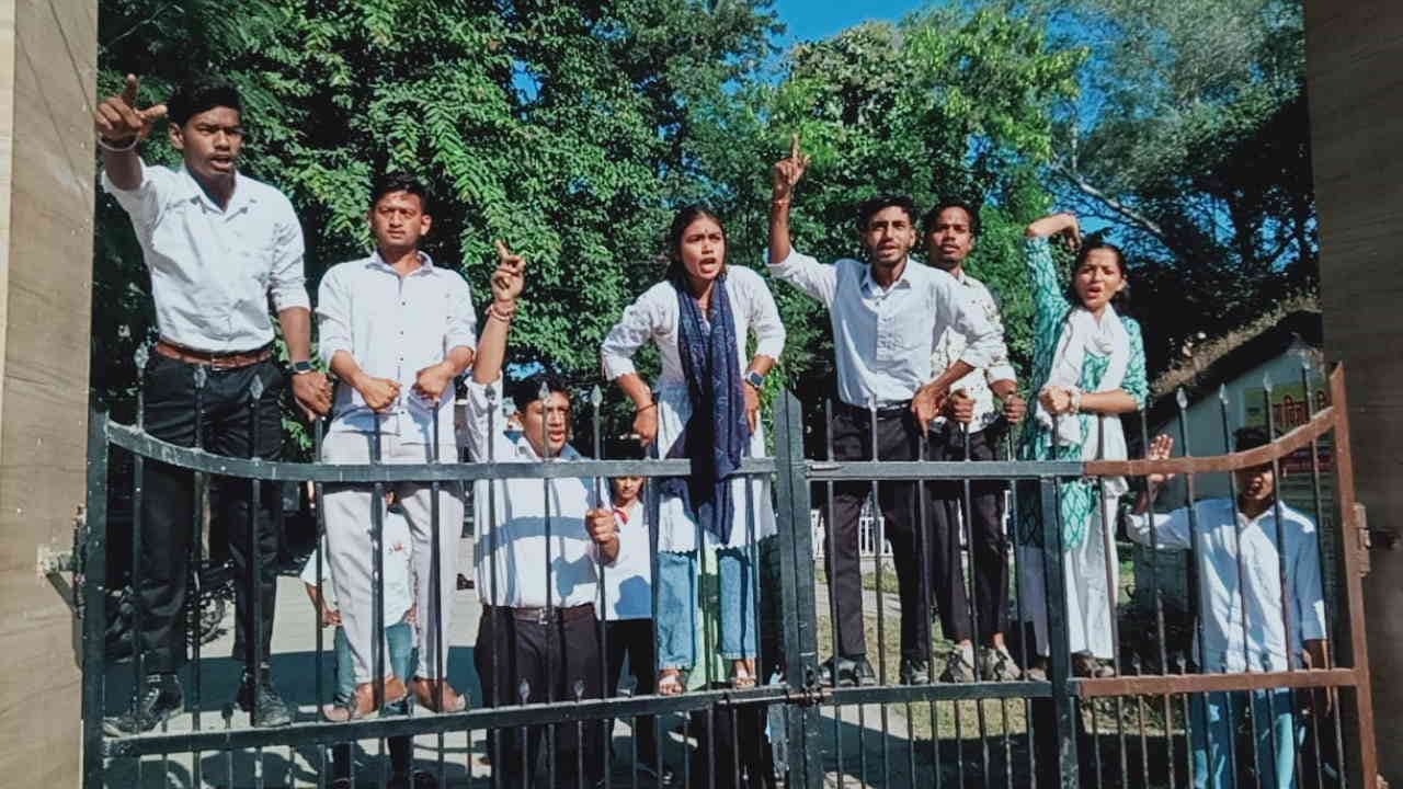 Students ruckus in DAV Dehradun for not conducting student union elections protest in different colleges